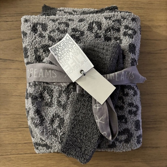 New Barefoot Dreams “In the Wild” Gray Scarf & Hat Set - Picture 5 of 5